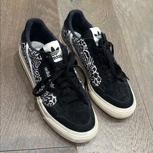 Adidas Women's Black and White Patterned Sneakers 6 1/2